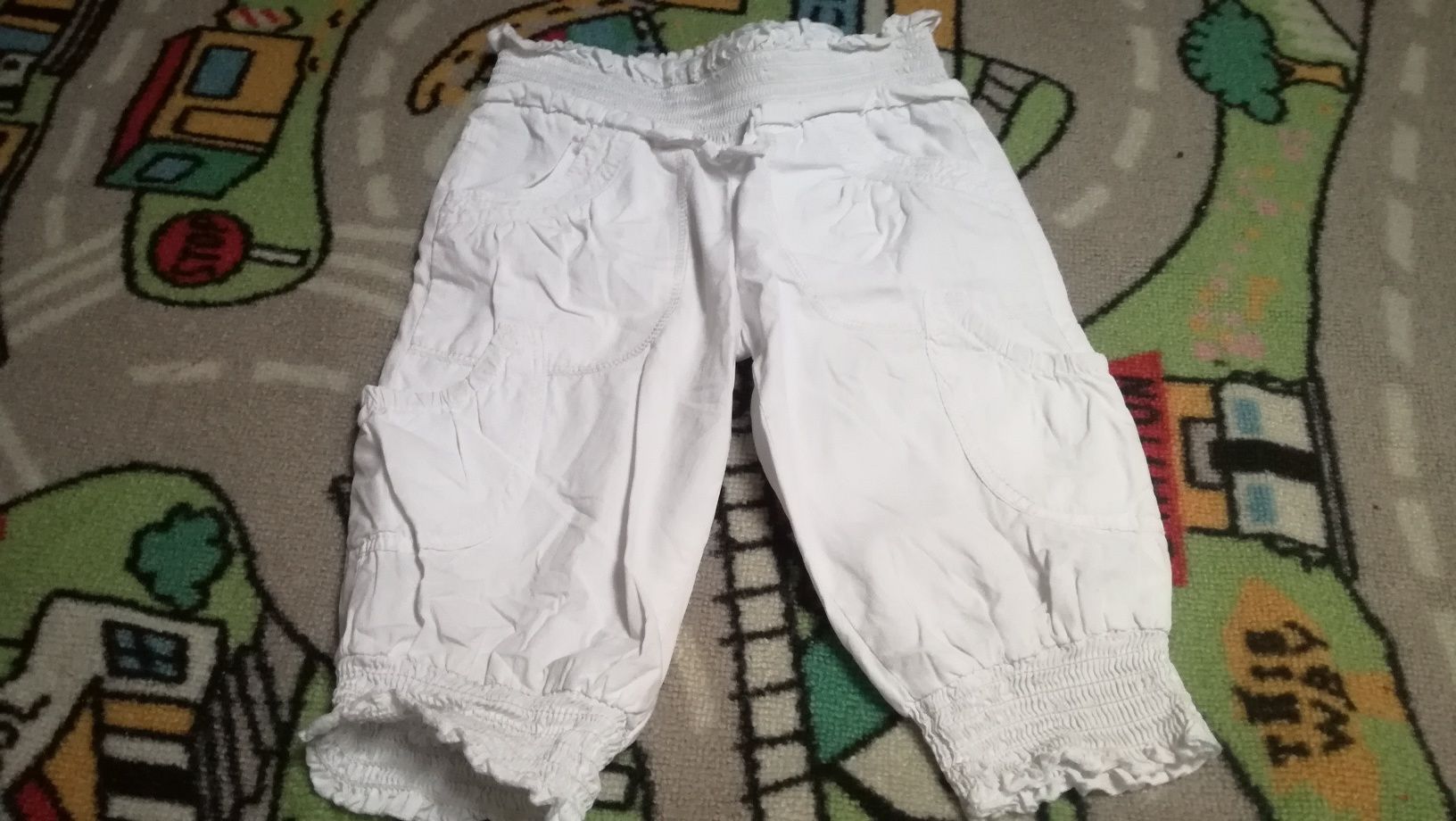 Varias roupas de menina