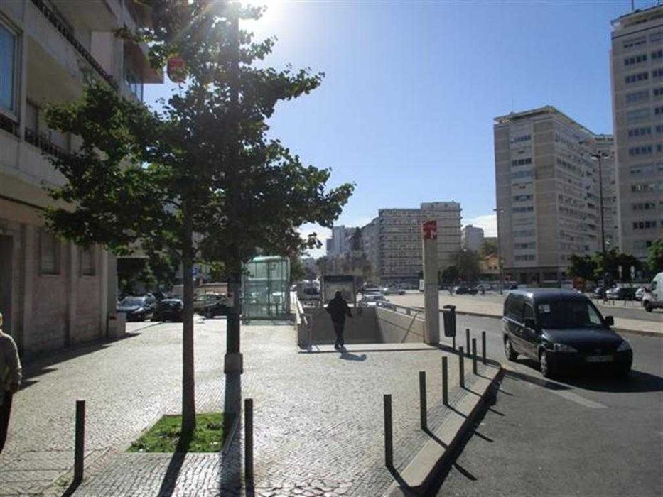 Av. Roma, junto Praça de Alvalade e Av. Igreja, garagem Box (fechada)