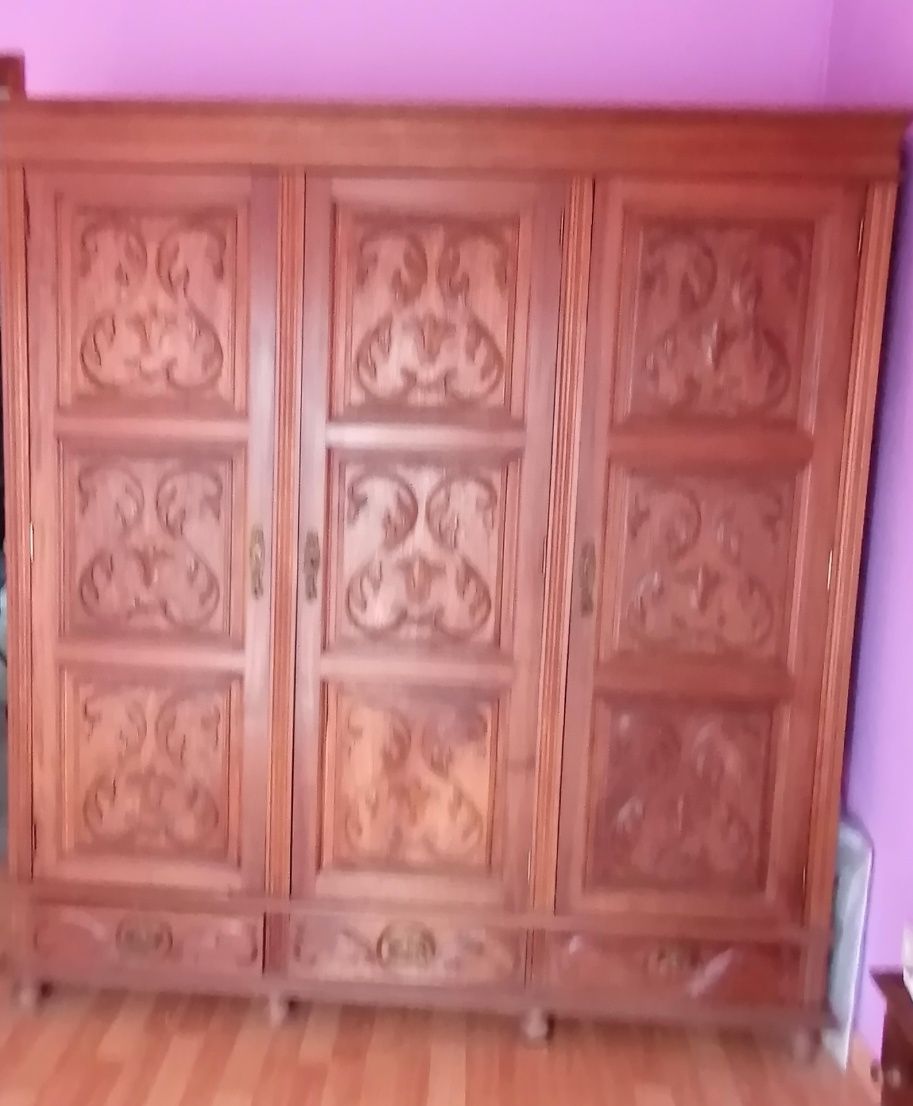 Guarda Fatos com 3 porta em castanho
