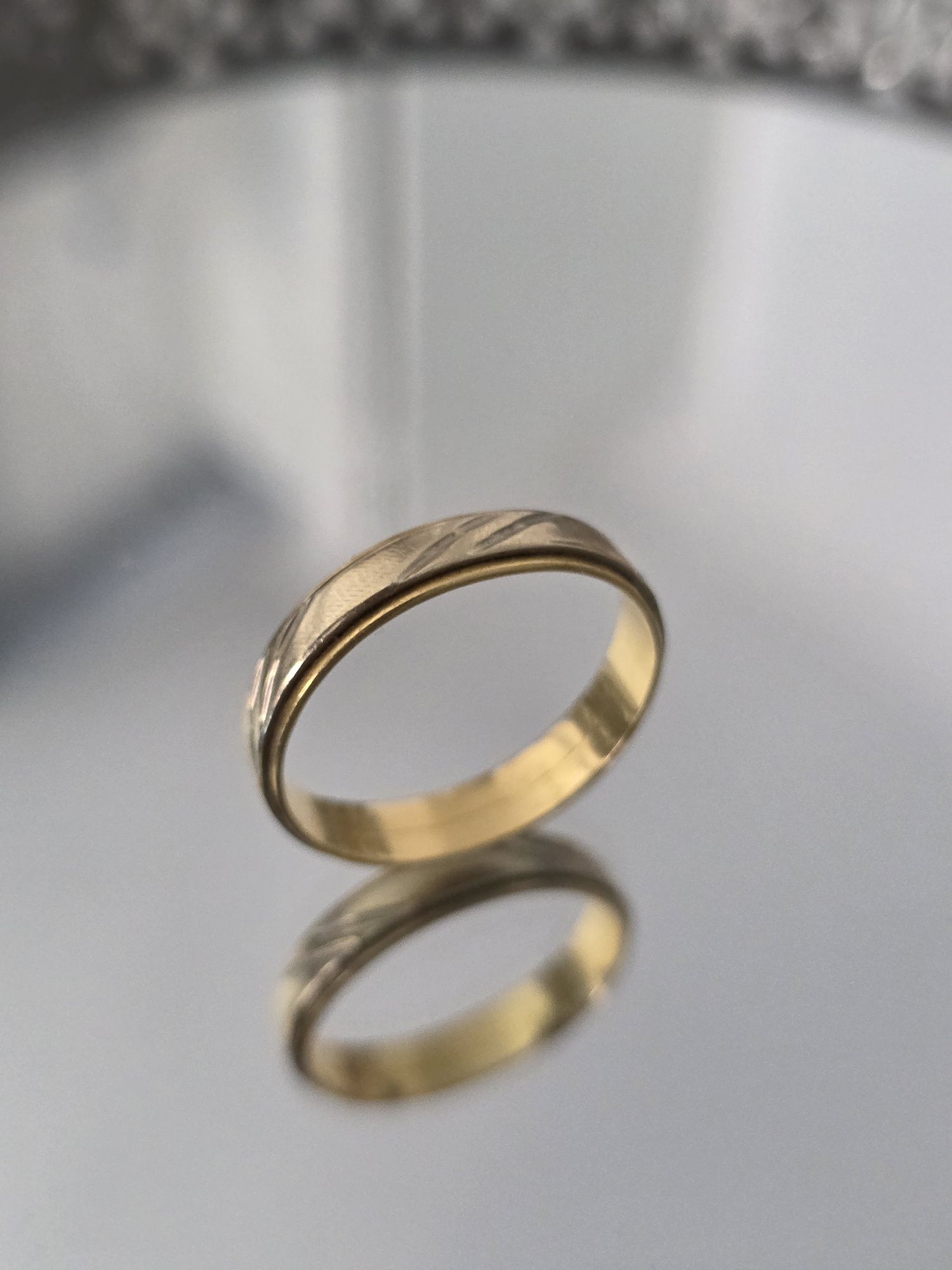 Aliança em ouro branco e amarelo