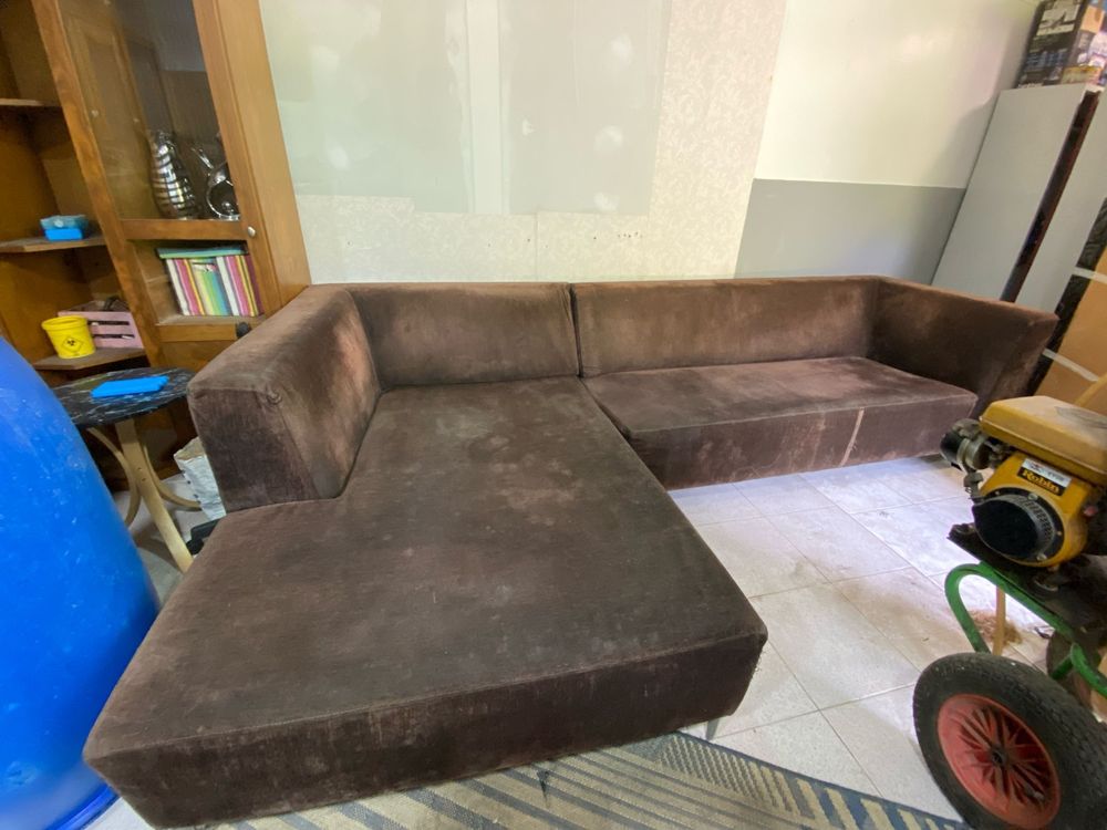 sofa com muitas marcas de uso