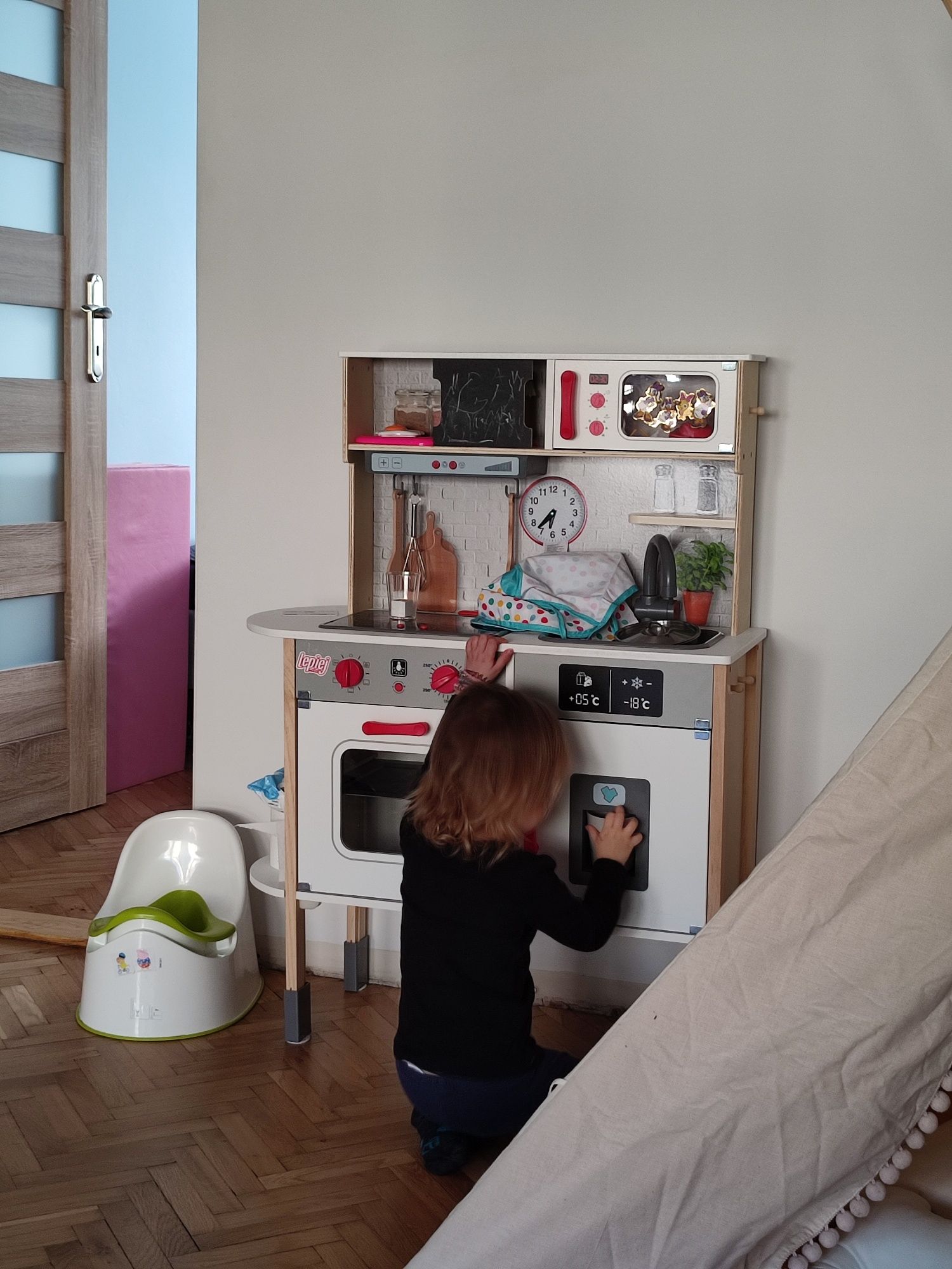 Kostka lodu pasująca do lodówki w kuchence Lidla.
