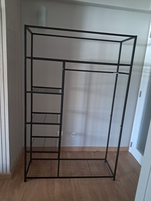 Estante de estilo moderno para colocar roupas penduradas,
