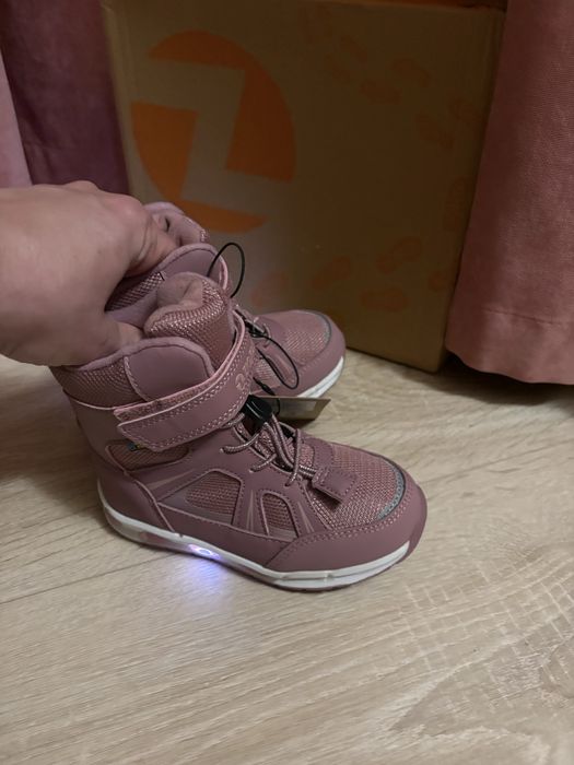 Зимове взуття 26р. Світиться