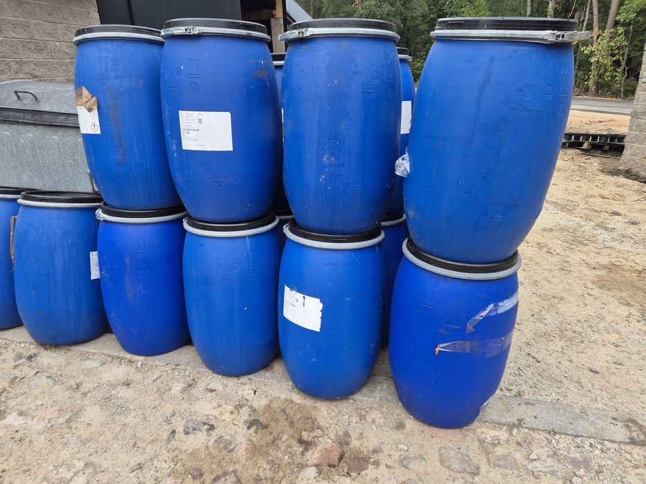 Beczki 120L niebieskie zamykane plastikowe