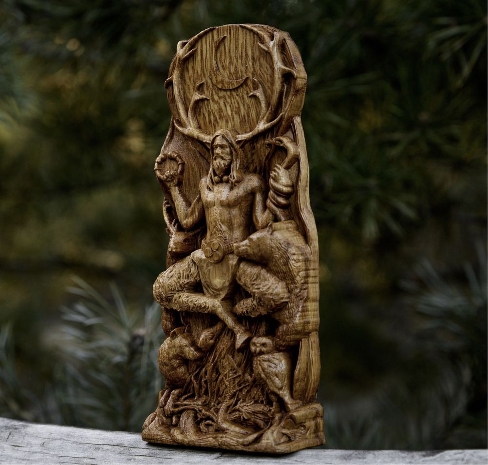 Статуетка з дерева - бог Кернуннос .