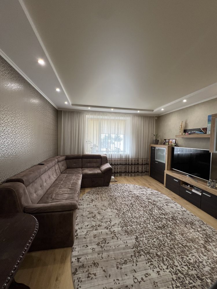 Простора 2-кімнатна з ремонтом,  73 м², 3 поверх. Старобілоуська