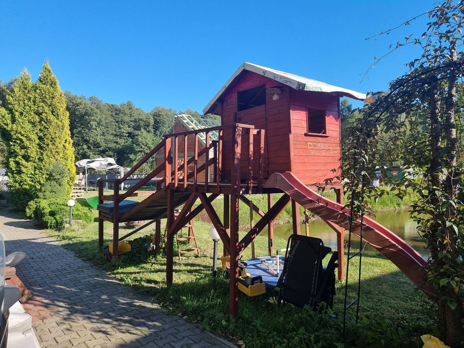 Domek dla dzieci ze zjeżdżalnią