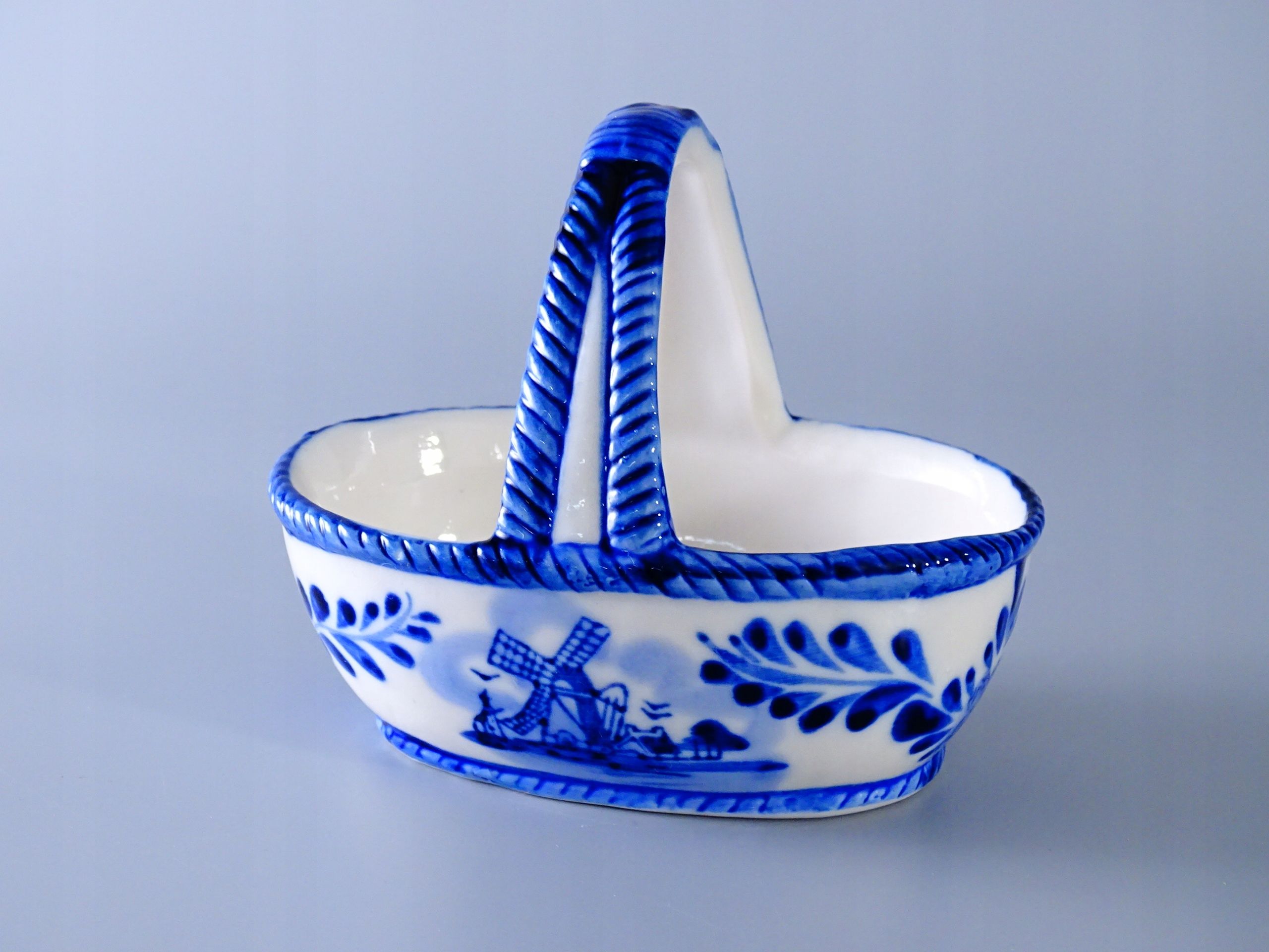 porcelanowy koszyk stylu delft wiatrak