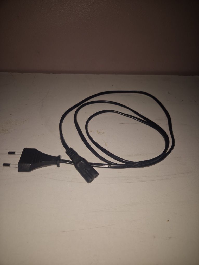 PlayStation 4 Slim 1TB – Consola + Cabos (Sem comando)