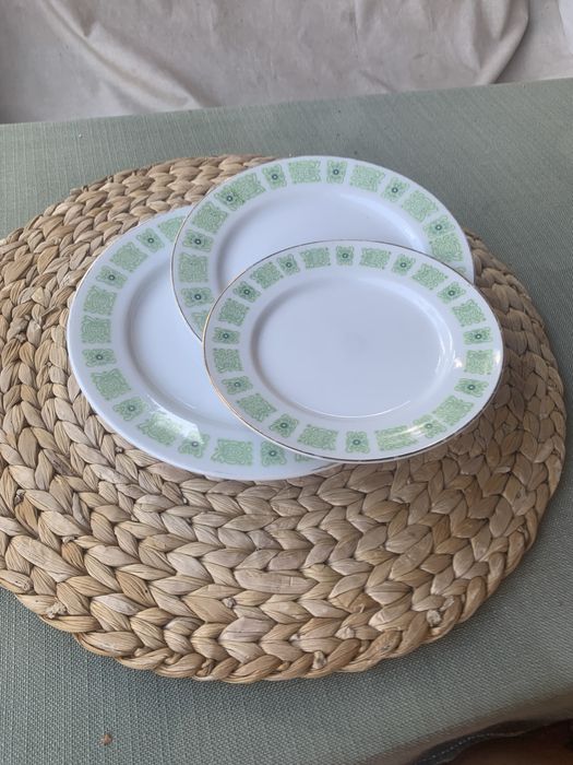 Talerze porcelana bialo - zielone 14 sztuk Stan bardzo dobry