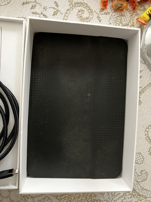 Ipad mini geração 5 com acessórios e capa dura