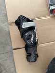 Joelheiras leatt c-frame pro carbon novas