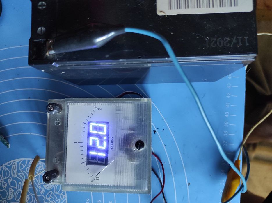 Продам вольтметр цифровой 3-х проводный с амперметром 2 А