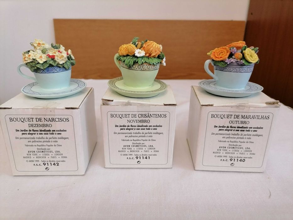 12 minis chávenas da marca Avon. 1 expositor novo