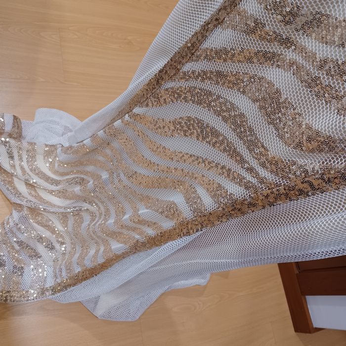 Vestido cerimónia, com lantejolas douradas