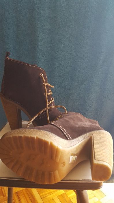 Botins em pele nº 35/36 novos