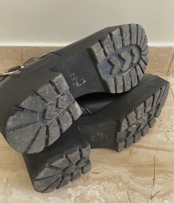 Botas pretas e douradas com salto (tamanho 40)