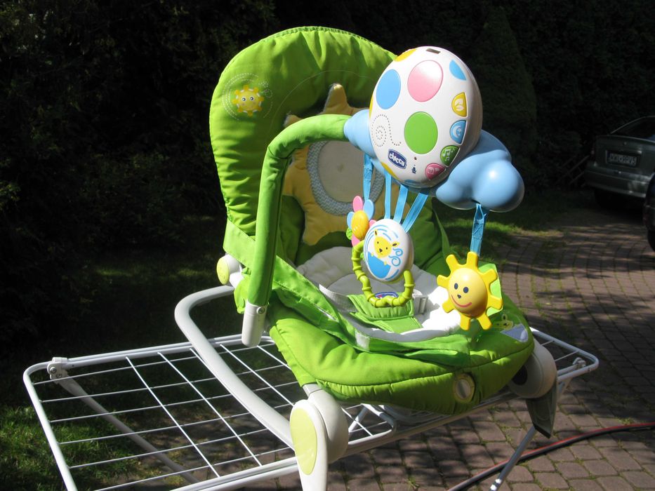 Przewijak z wanienką, bujaczek z pozytywką, zabawka ruchoma z pozytywk