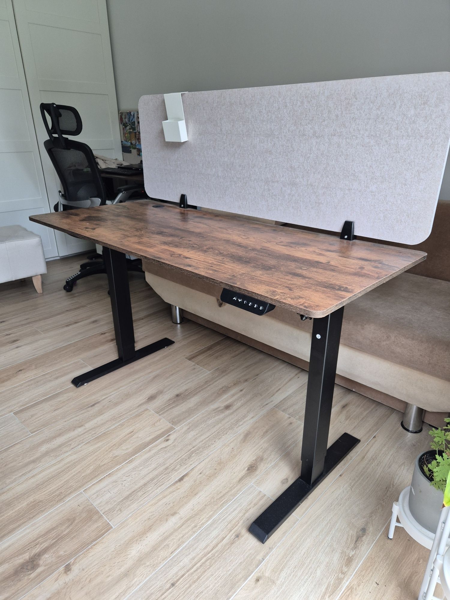 Biurko regulowane z przegrodą i rynną na kable 60x140
