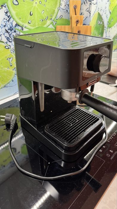 Ekspres ciśnieniowy kolbowy DeLonghi Stilosa EC 230.BK