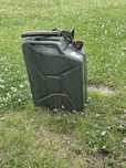 Kanistry metalowe 20l z lejkiem z roku 1983