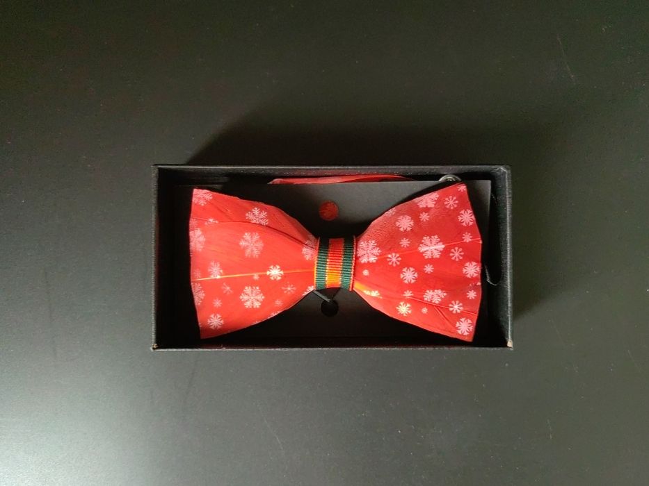 Краватка-метелик зі сніжинками