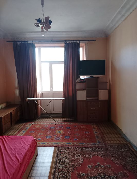 Продам 2-ком.кв.Сталинку в Центе по главному п-т Свободы