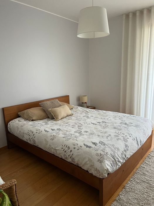 Vendo cama de casal (inclui estrado) de 160cm x 200cm.