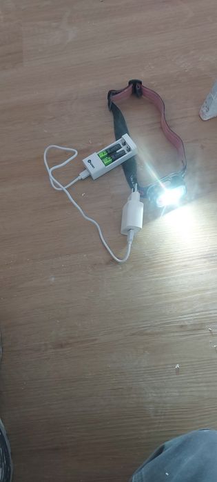 Labterna de cabeça com carregador com 4 pilhas recarregavel