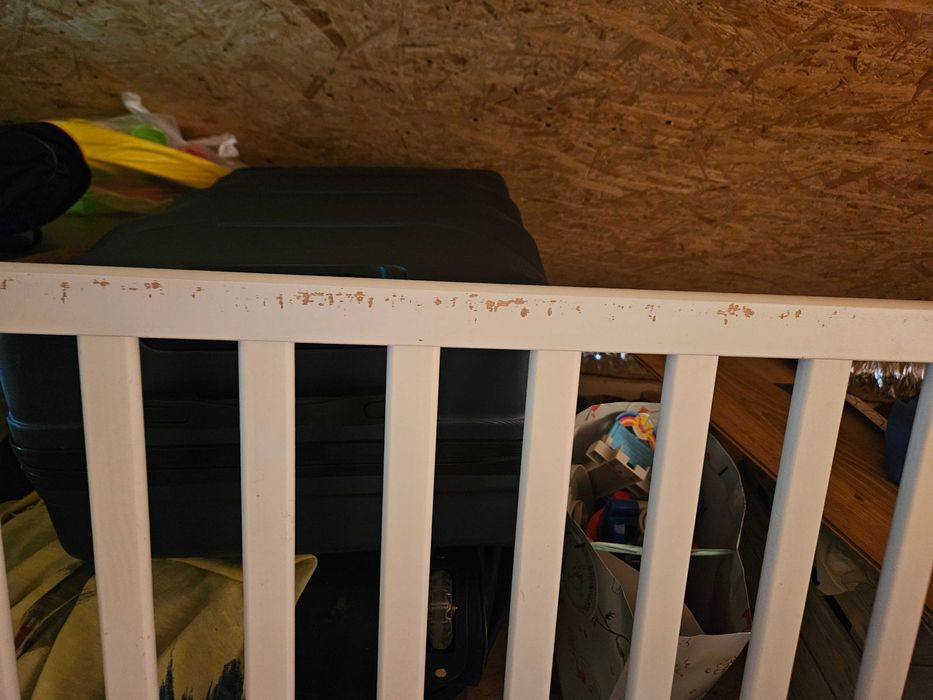 Łóżeczko białe drewniane Ikea Sundvik + materac Ikea i ochraniacz