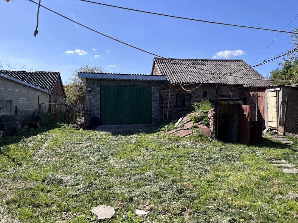 Цеглний будинок в селі Забужжя