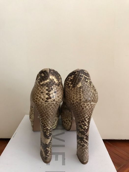 Sapatos pele de cobra Gloria Ortiz