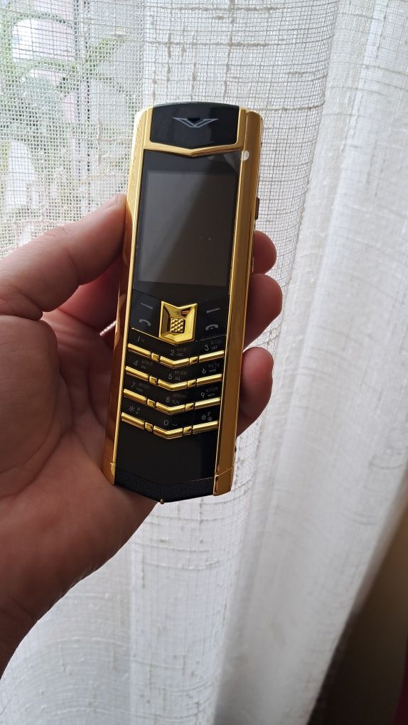 Новый мобильный телефон VERTU черный с золотым