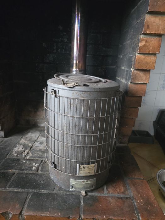 Vendo salamandra a lenha mais tubos