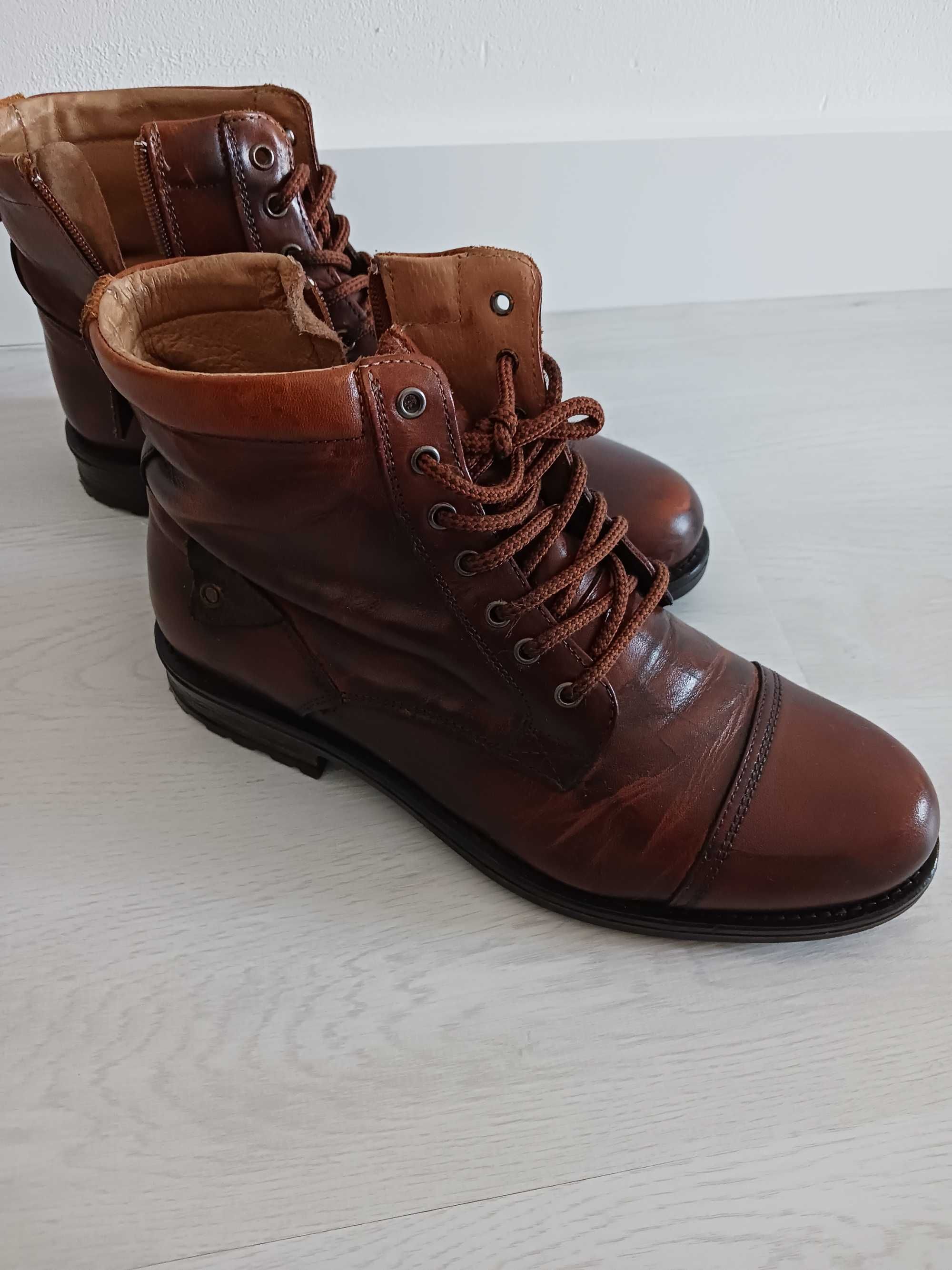 Vendo botas em couro n.43
