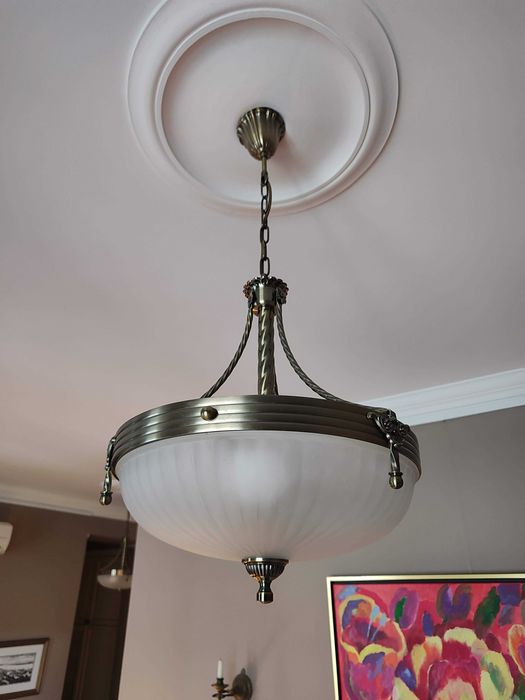 Stylizowana, elegancka lampa wisząca, pełna uroku i elegancji