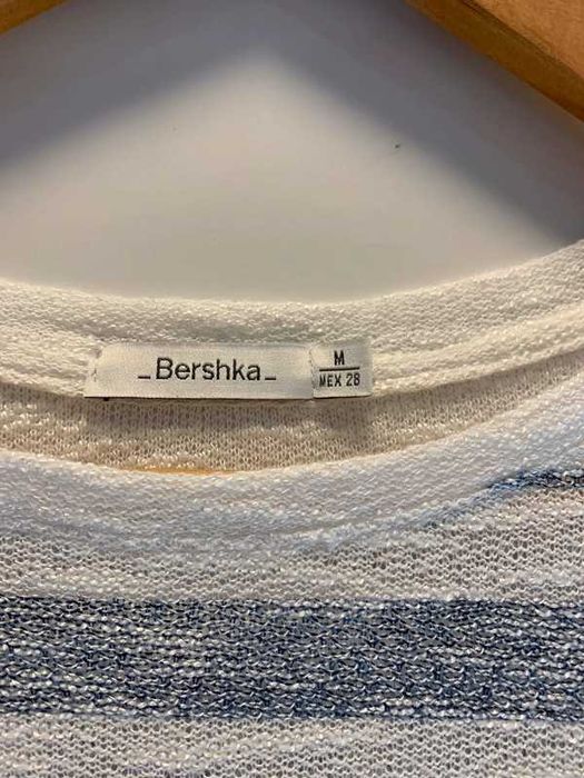 T-shirt Branca e Azul Bershka