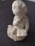 Figurka chłopca z książką