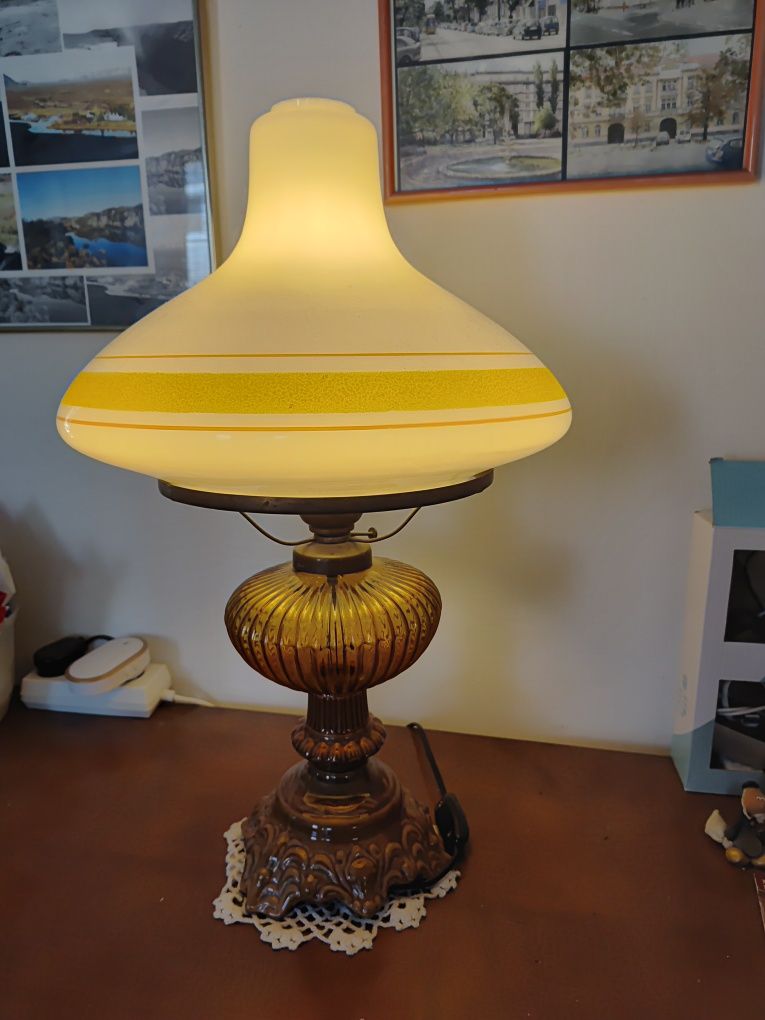 Stara lampa stołowa