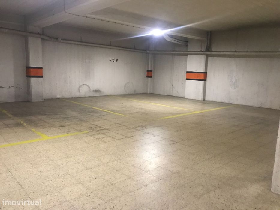Arrenda Estacionamento na Estrela - Rua de São Bernardo