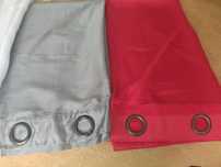 Cortinados par, nas cores vermelho, prateado e branco,o par