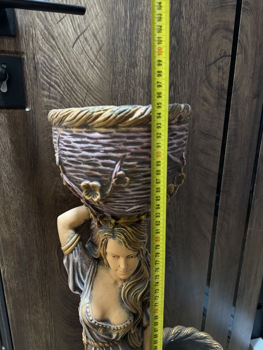 Статуетка,підставка під вазони