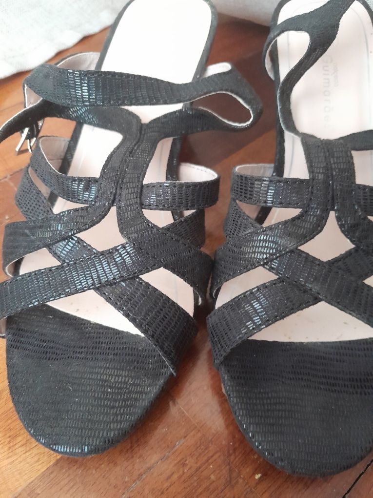Sapatos pretos com salto