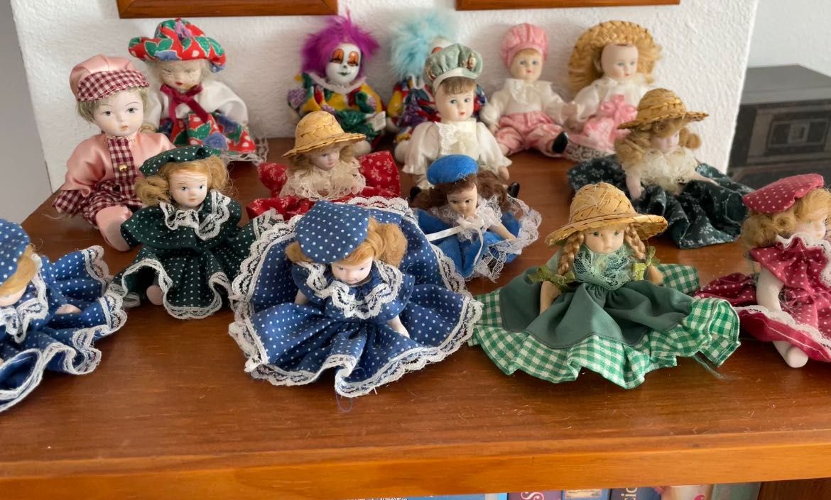 Conjunto de bonecas pequeninas em porcelana