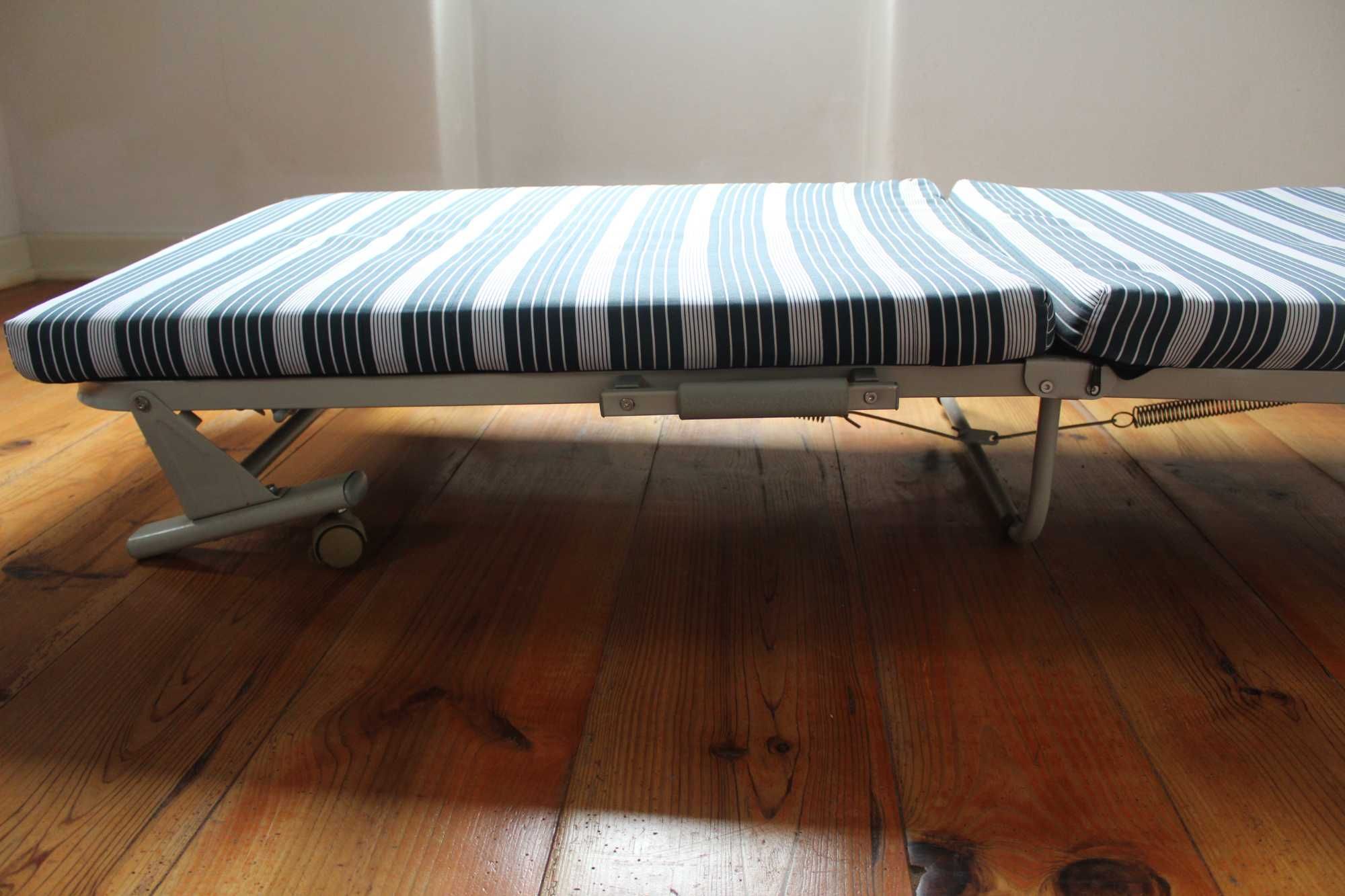 Cama de solteiro dobrável e com rodas