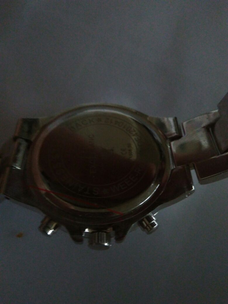 Zegarek kwarcowy zdobiony kryształkami.