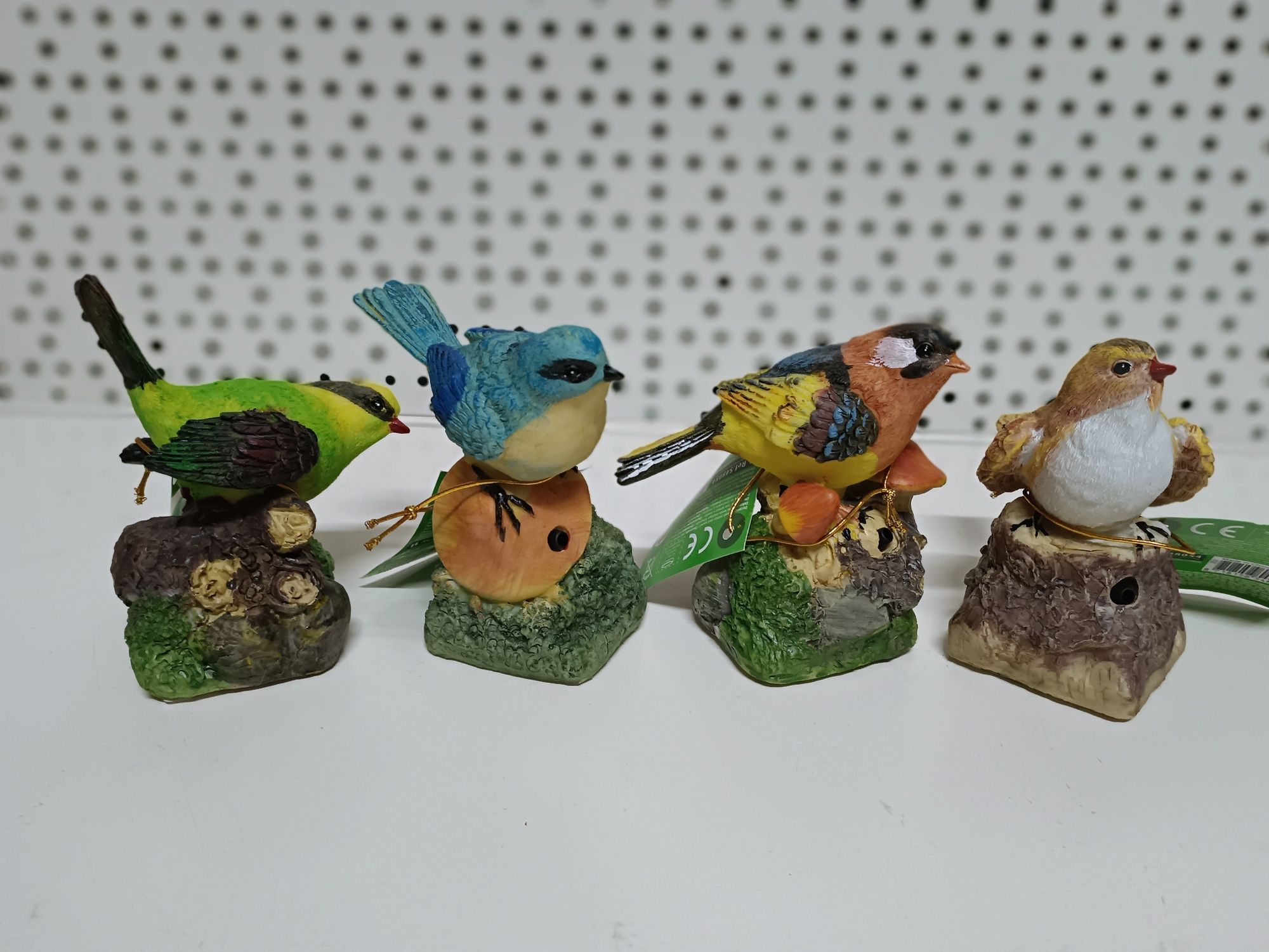 Figurki ptaszków na kamieniu z dźwiękiem
