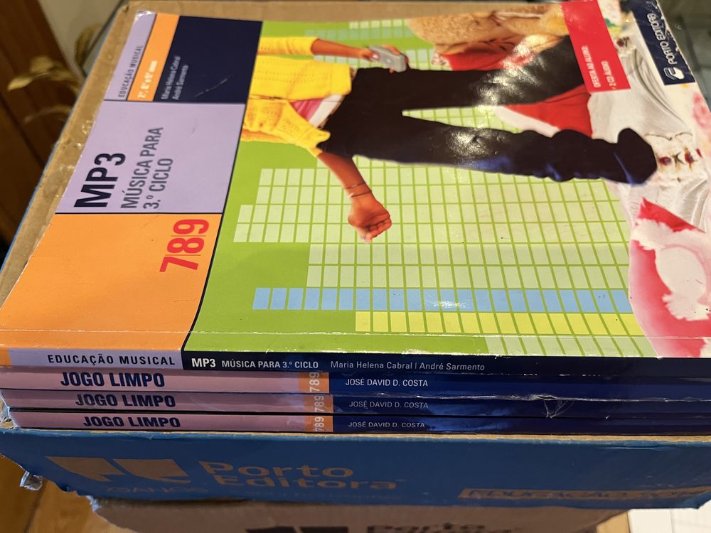 Vendo livros escolares com Caderno de Atividades (Novos)