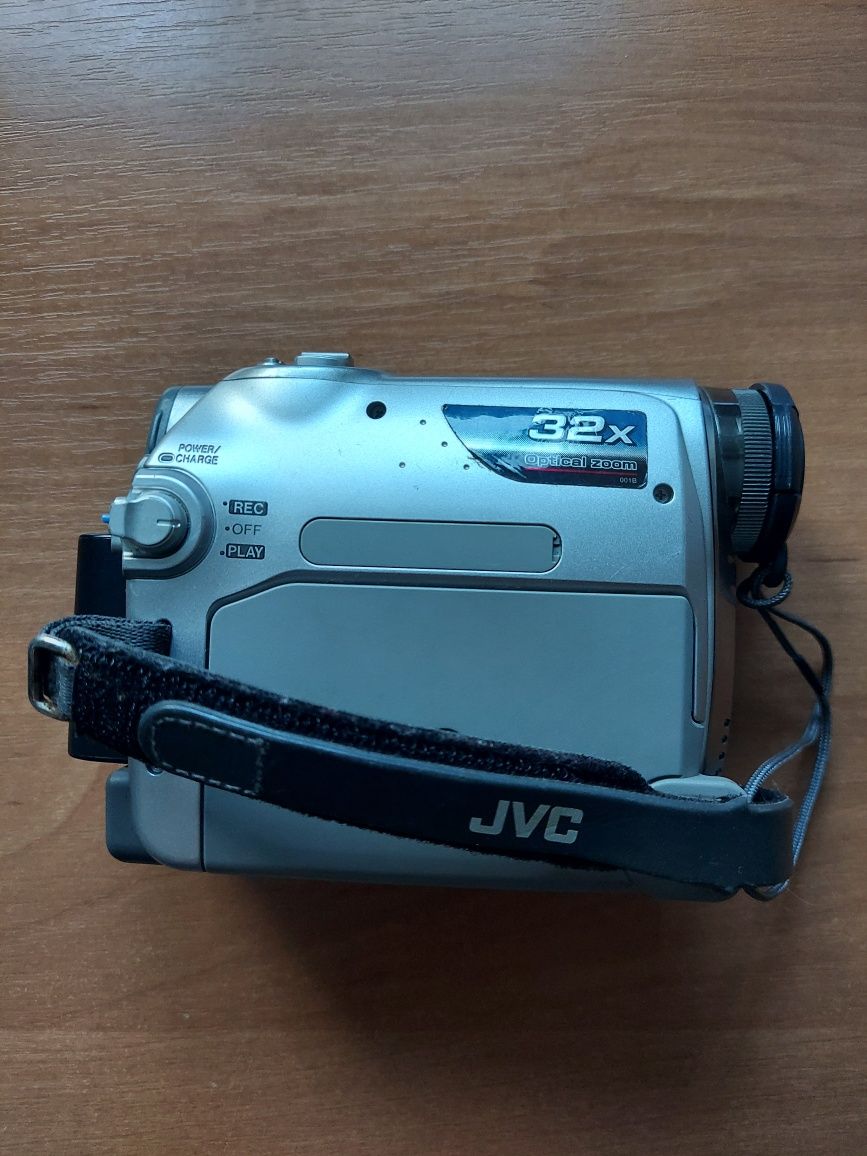 Видеокамера JVC GR-D340E